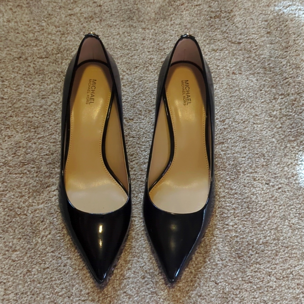 Women's black patent leather kitten heel Michael Kors pump size 9